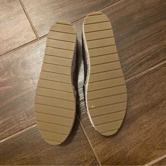 Kenneth Cole Cara Silver Espadrilles Size 9.5 - Picture 3 of 7